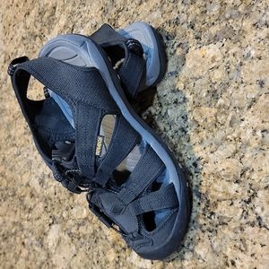 Nevados women's bump toed water sandals  size 9